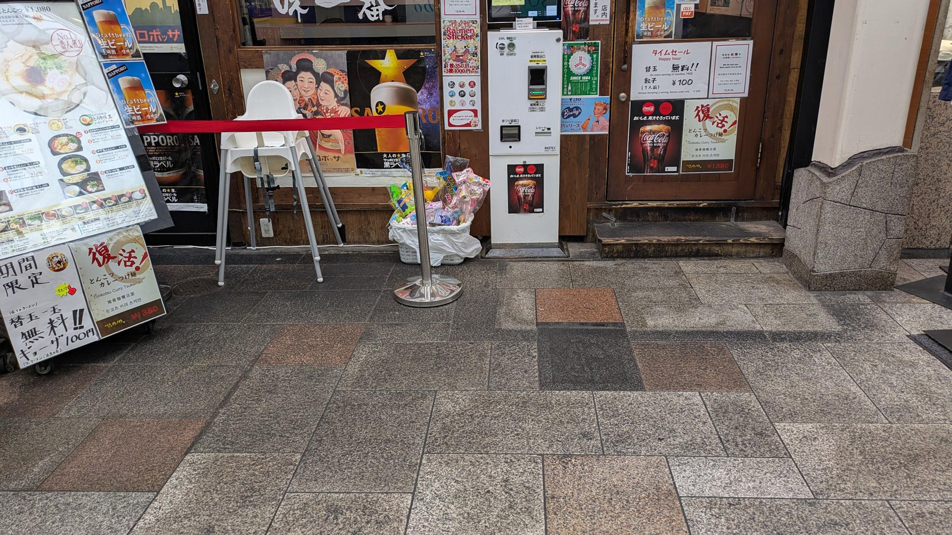 商業施設前の石張り床 清掃前の黒ずみ汚れ