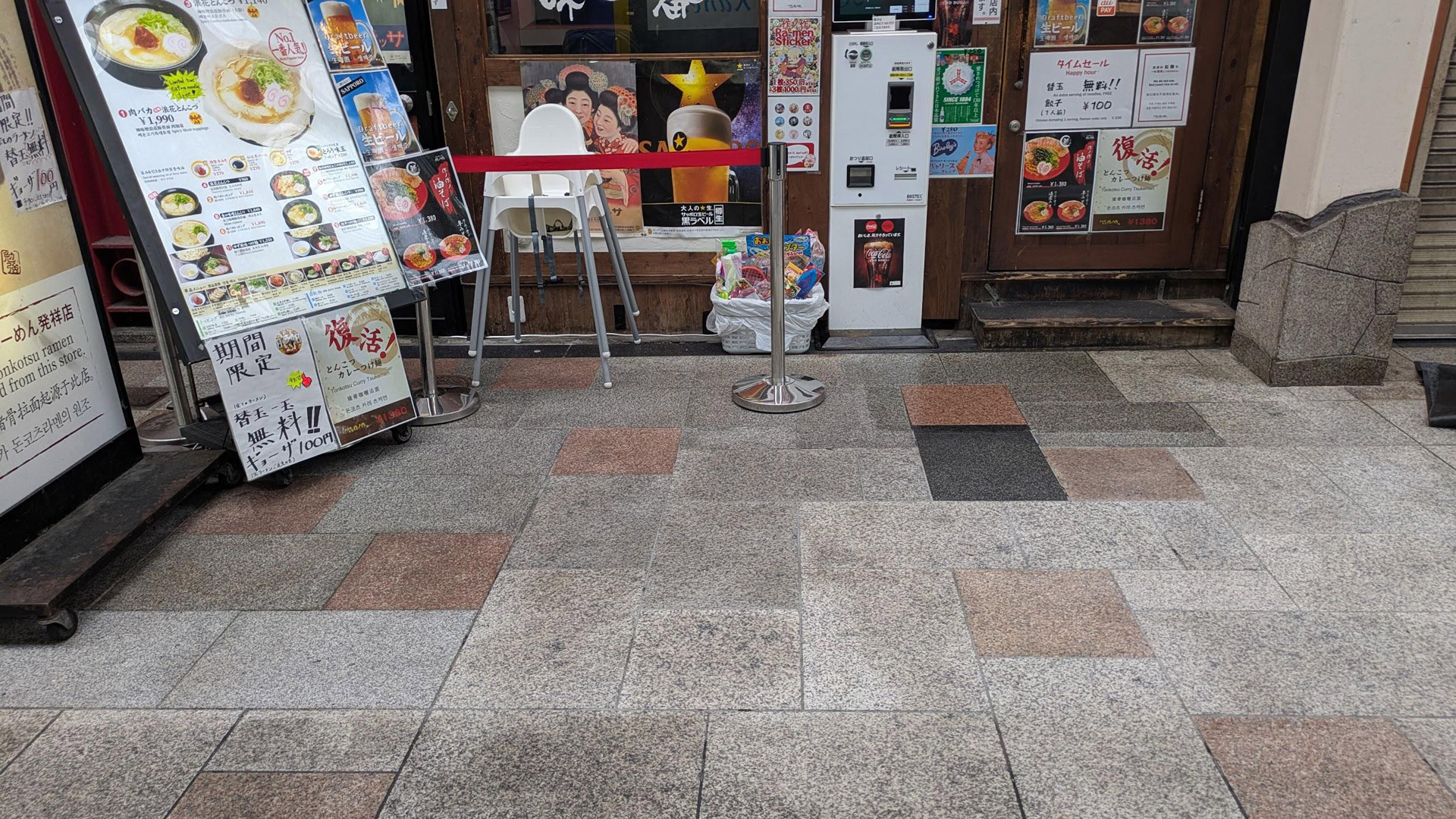 商業施設前の石張り床 清掃後の美観回復